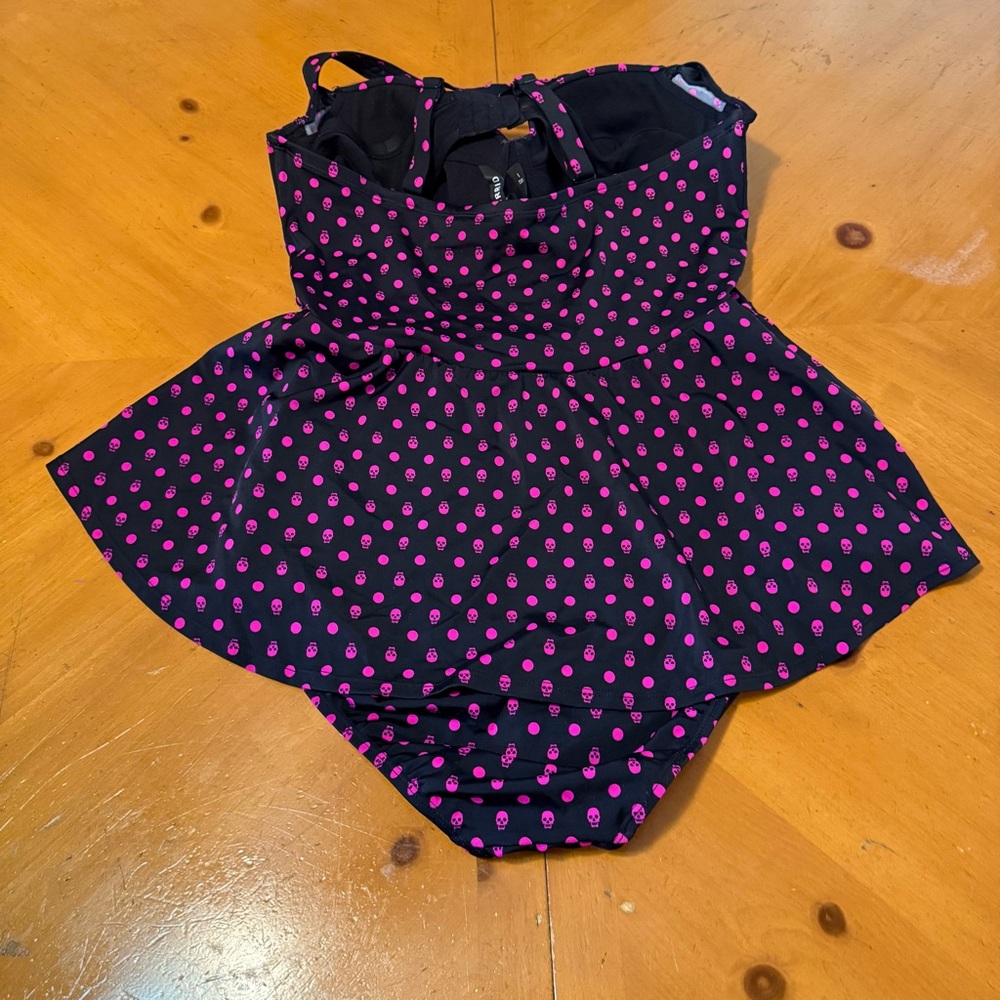 Torrid Black & Pink Skull Dot Print Peplum One Piece Swimwear Sz 1 Pin-up Goth - Picture 12 of 16